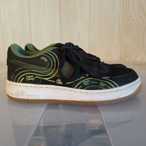 Nike Air Force 1 LV8 NY Boys Size 5.5Y Black/Carbon Green/Treeline/White Shoes